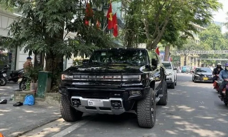Khủng long GMC Hummer EV bất ngờ xuất hiện tại Hà Nội với biển số Lào