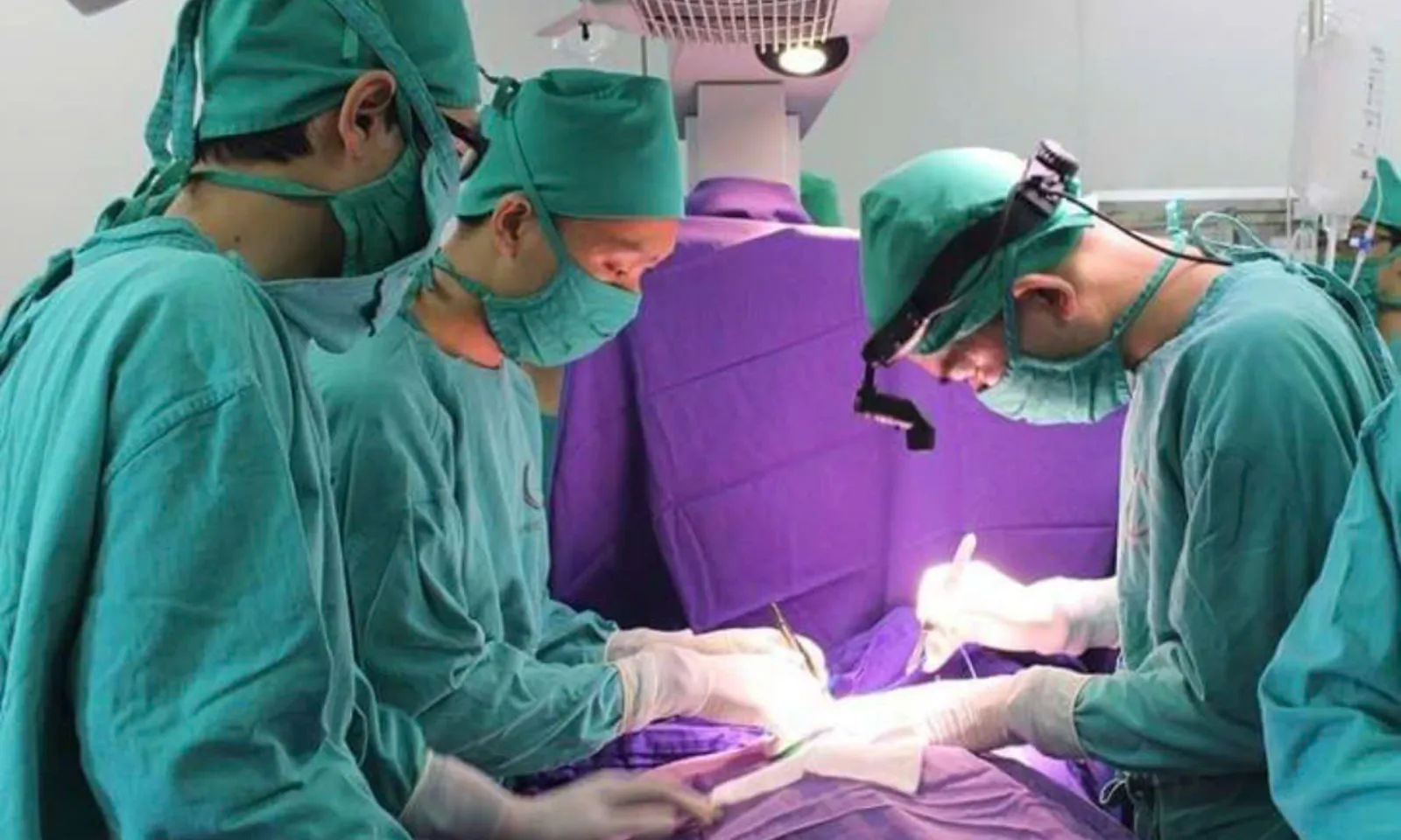 Nuốt phải hạt táo đỏ, một bé gái bị thủng ruột, sốc nhiễm khuẩn
