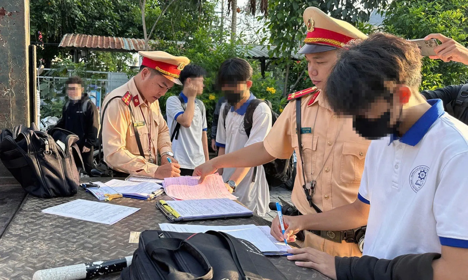 Phụ huynh giao xe cho con nhỏ - khi thương yêu vô tư, mở đường cho rủi ro