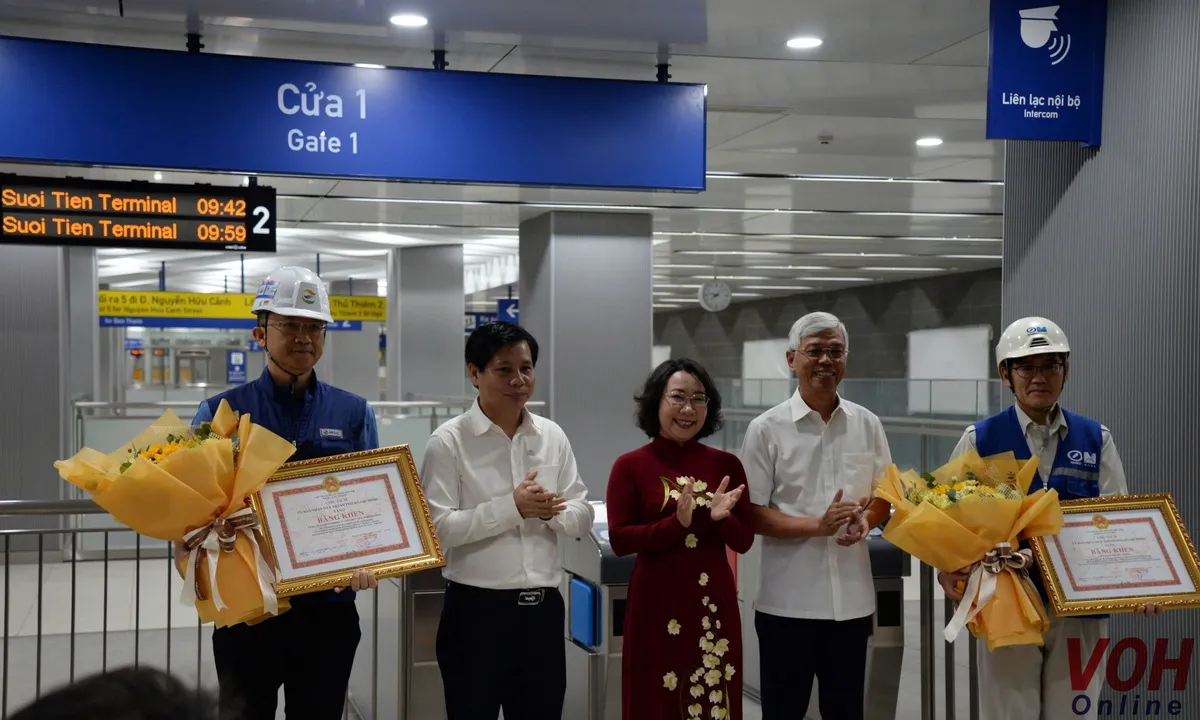 Tặng bằng khen các nhà thầu Metro số 1 với 50 ngày hoàn thành sớm tiến độ