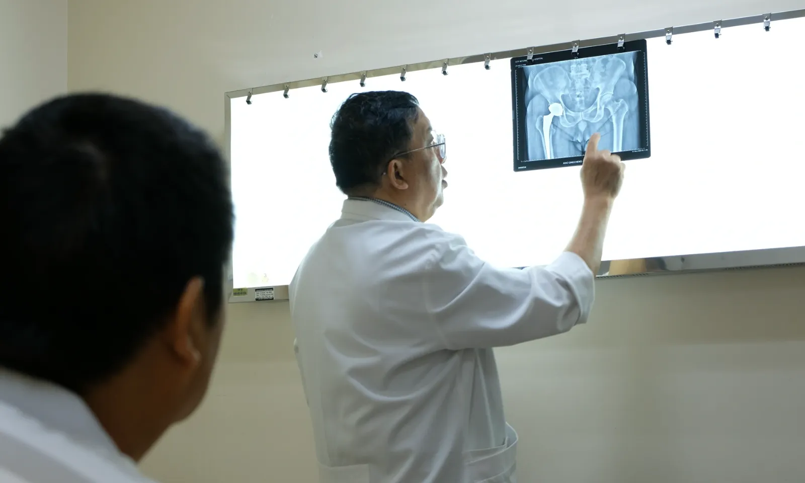 Tái sinh khả năng đi lại cho người đàn ông sau nhiều năm đau đớn vì hoại tử xương