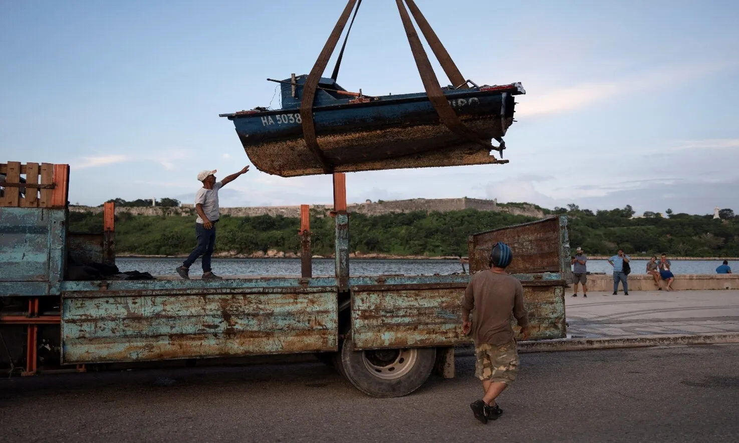 Bão Rafael đổ bộ Cuba, lưới điện quốc gia sụp đổ