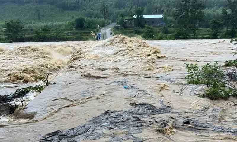 Nước sông dâng cao, gây ngập cầu Nước Lương, giao thông từ xã Đăk Mang về xã Ân Hữu (huyện Hoài Ân)