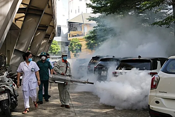 Phun khử khuẩn, phòng chống sốt xuất huyết ở Hà Nội