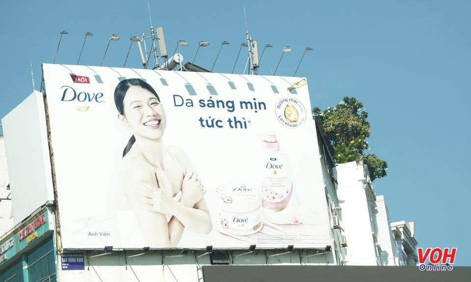 Đề nghị cho phép tận dụng hành lang an toàn giao thông để quảng cáo