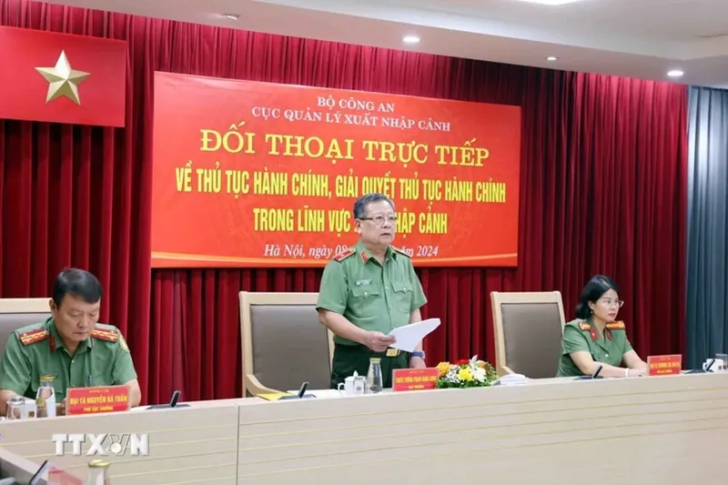 ttxvn-thu-tuc-hanh-chinh-trong-linh-vuc-xuat-nhap-canh-0811-6718