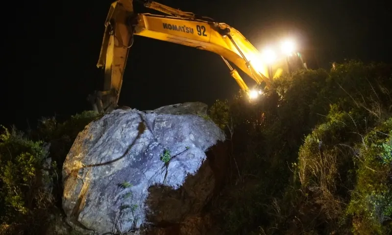 Chiều nay xử lý khối đá 50 tấn trên đường đến sân bay Cam Ranh