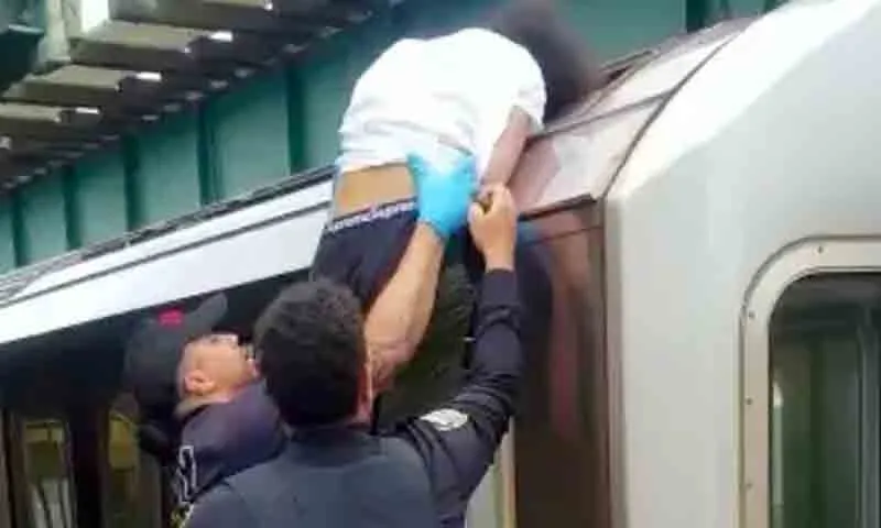 Nhiều trẻ bỏ mạng vì trào lưu leo lên nóc tàu điện đang chạy