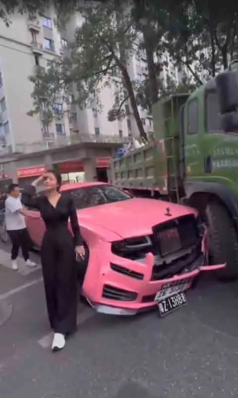 Nữ chủ xe Rolls-Royce không bắt đền khi xe ben đâm trúng 1