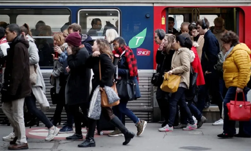 Hành khách xuống tàu lửa ở ga Saint-Lazare tại thủ đô Paris - Ảnh Reuters