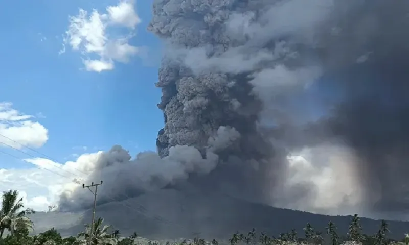 Núi lửa ở Indonesia phun trào, hơn 10.000 người bị ảnh hưởng