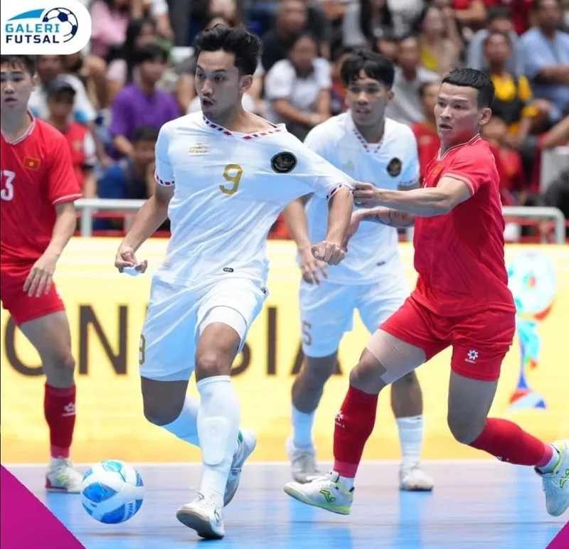 Tuyển futsal Indonesia (áo trắng) tận dụng tốt cơ hội được tạo ra - Ảnh: internet