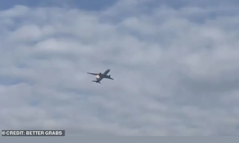 Máy bay chở 265 người bốc cháy trên trời