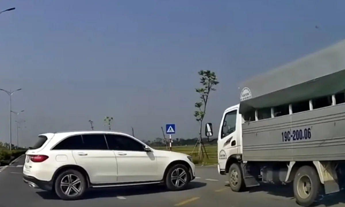 Video clip: Xe Mercedes băng ngang đường, suýt gây tai nạn