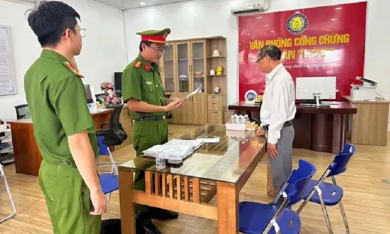 Cơ quan công an thi hành lệnh bắt bị can đối với ông Võ Văn Thành - Ảnh Công an tỉnh Đồng Nai