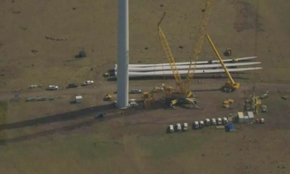 Người đàn ông bị cánh tuabin điện gió dài hơn 80m đè tử vong