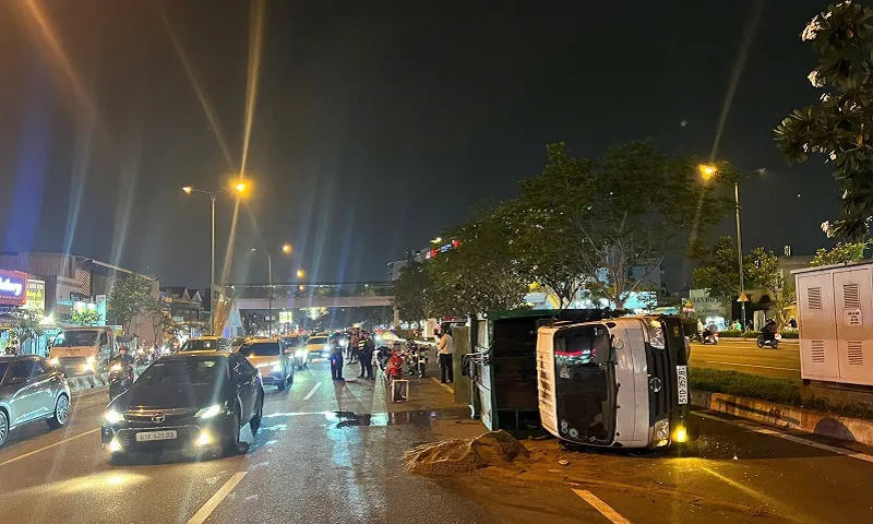 TPHCM: Xe chở rác lật nhào chắn đường, tài xế rời khỏi hiện trường