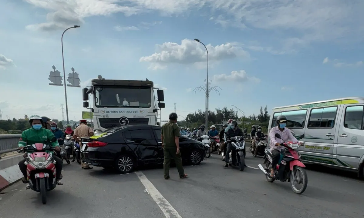 Đụng xe liên hoàn trên cầu Bến Lức, giao thông ùn ứ kéo dài trong chiều cuối tuần