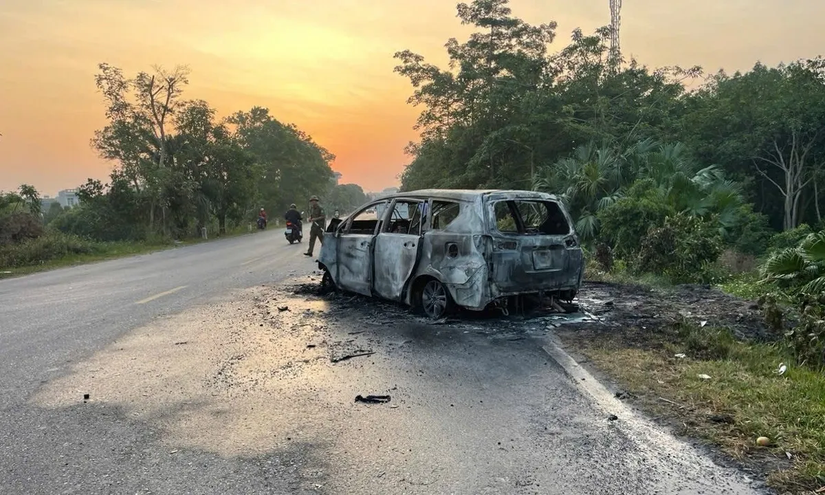 Va chạm với xe đầu kéo trên Quốc lộ 37, xe con bốc cháy, bốn người bị thương