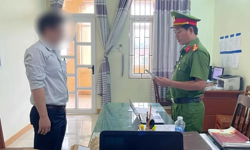 Lợi dụng lúc chuyển trụ sở, kỹ thuật viên trộm cắp 1 tấn chì để bán tiêu xài