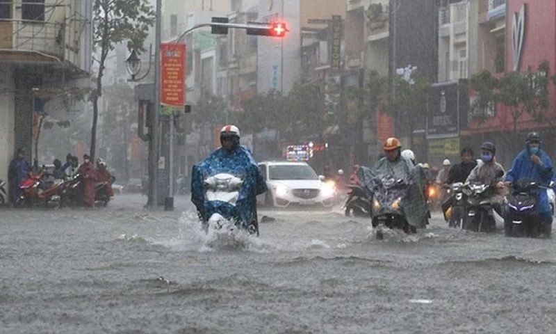 Thời tiết 11/11: TPHCM chiều tối có mưa rào và giông; miền Trung hứng mưa lớn