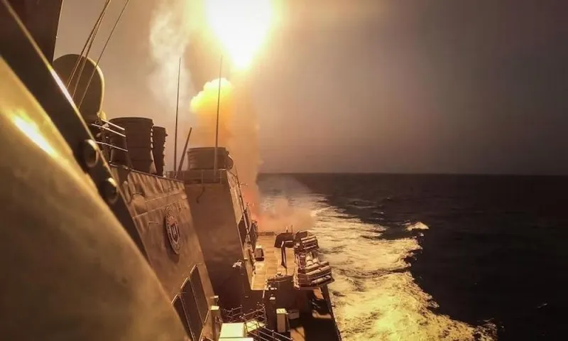 Mỹ không kích kho vũ khí Houthi ở Yemen, xung đột biển Đỏ căng thẳng
