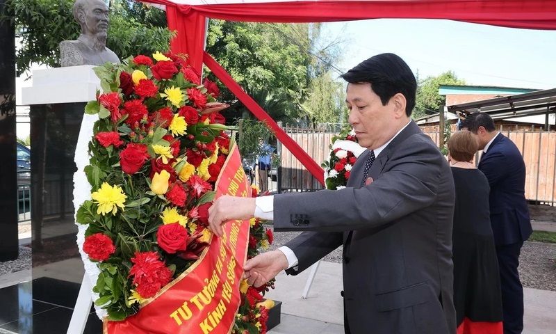 Chủ tịch nước Lương Cường đặt vòng hoa tại tượng đài Chủ tịch Hồ Chí Minh ở thủ đô Santiago