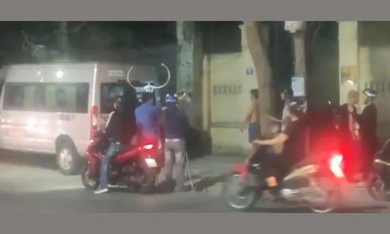 Bắt người đàn ông cầm dao phay chém loạn xạ trên đường, 2 người bị thương