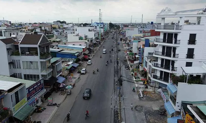 Hệ thống trụ điện đang án ngữ trên đường Tân Kỳ - Tân Quý.