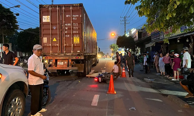 Xe tải cuốn xe máy vào gầm, người đàn ông bị cán dập nát chân