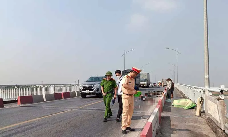 Hiện trường vụ tai nạn trên cầu Bình khiến người đàn ông tử vong tại chỗ