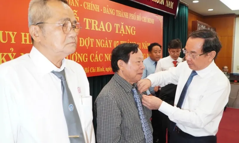 Bí thư TPHCM Nguyễn Văn Nên trao Huy hiệu Đảng cho 18 đảng viên