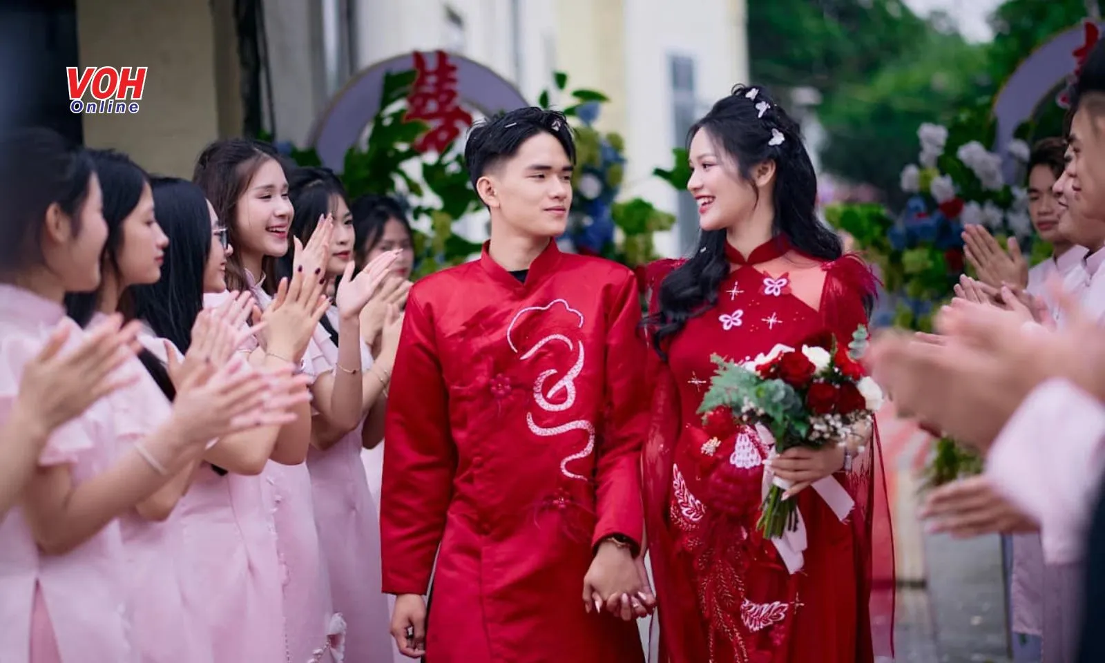 Con trai ‘đại gia đồng nát’ gây choáng với 10 kiệu sính lễ