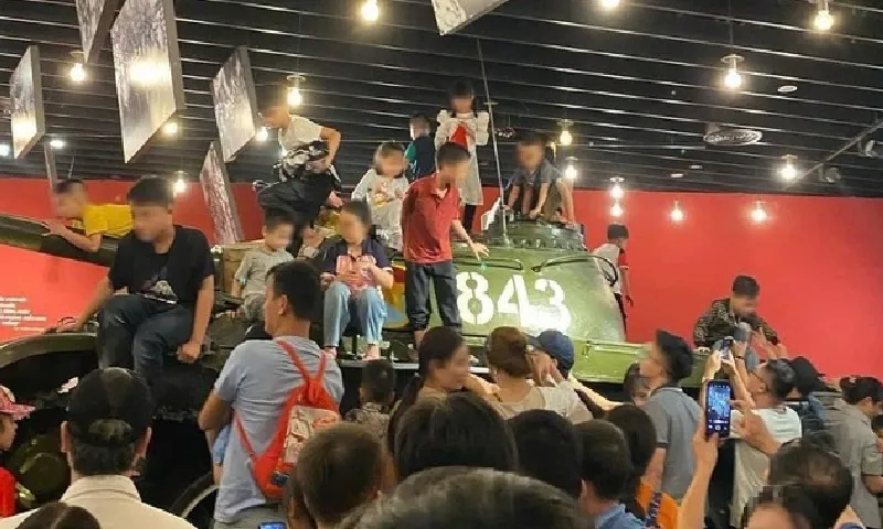 Bảo tàng Lịch sử quân sự Việt Nam lên tiếng về những hình ảnh phản cảm của khách tham quan