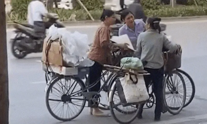 Ba người phụ nữ họp chợ giữa đường, dân mạng bình luận sôi nổi