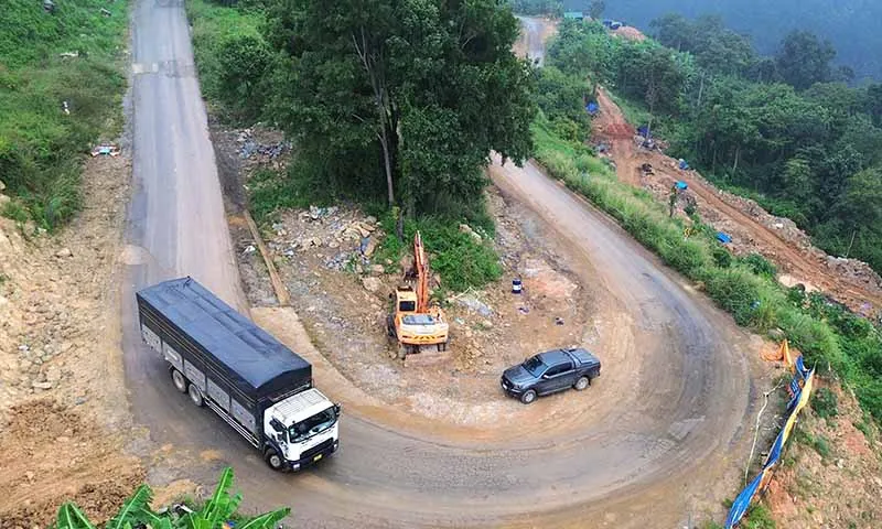 “Xẻ núi, bạt đồi” nắn các khúc cua cùi chỏ trên đèo Đại Ninh