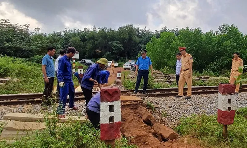 Lực lượng chức năng tiến hành rào đóng, xóa lối đi tự mở qua đường sắt tại Km 605+668