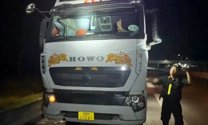 Tài xế xe “ hổ vồ” có nồng độ cồn thấy chốt kiểm tra tấp xe vào lề giả vờ ngủ