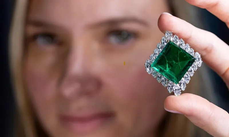 Câu chuyện hấp dẫn về viên ngọc Lục Bảo mắc nhất thế giới