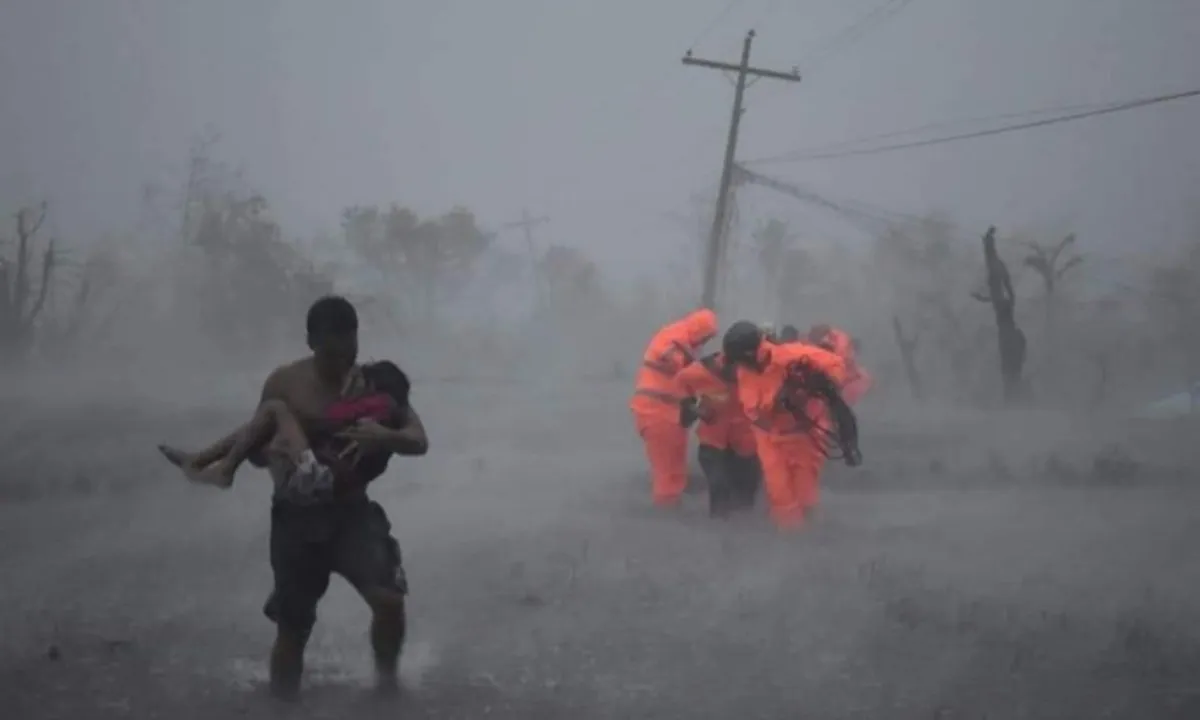 Philippines hứng cùng lúc 2 siêu bão, mưa lớn diện rộng