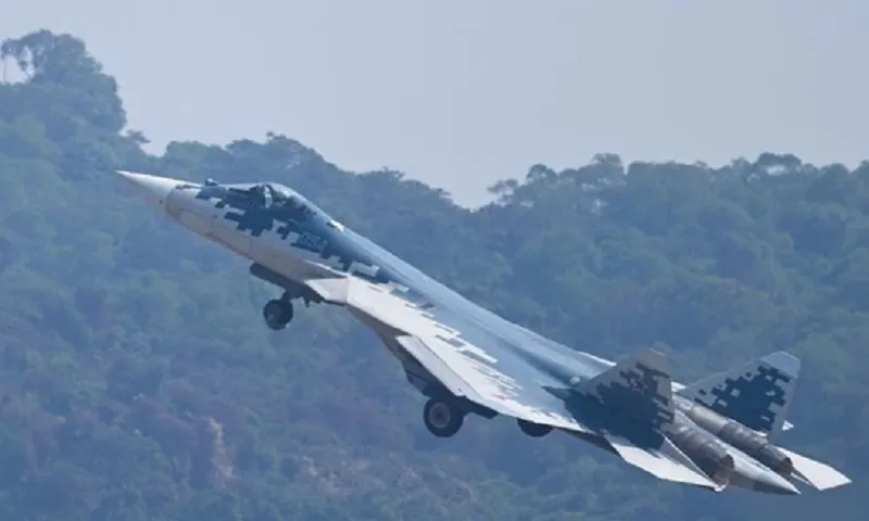 Tiêm kích tàng hình Su-57 bay trình diễn tại triển lãm hàng không Chu Hải – Trung Quốc. Ảnh Tân Hoa xã