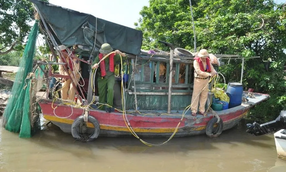 Phát hiện thuyền đấu nối hệ thống kích điện vào lưới để đánh bắt trên sông Thái Bình