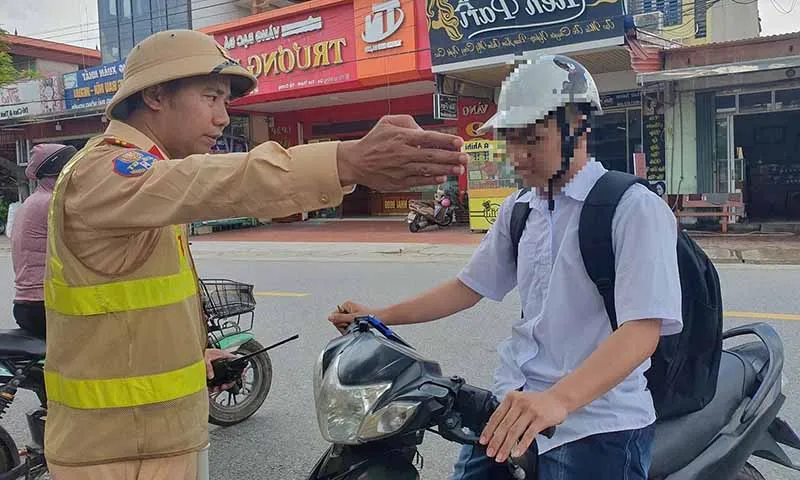 Lực lượng cảnh sát giao thông Hải Dương ra quân xử lý thanh, thiếu niên đi xe máy khi chưa đủ tuổi