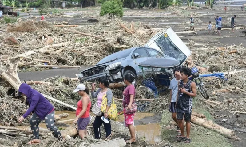 Philippines sơ tán khẩn gần 200.000 người trước siêu bão Man-yi