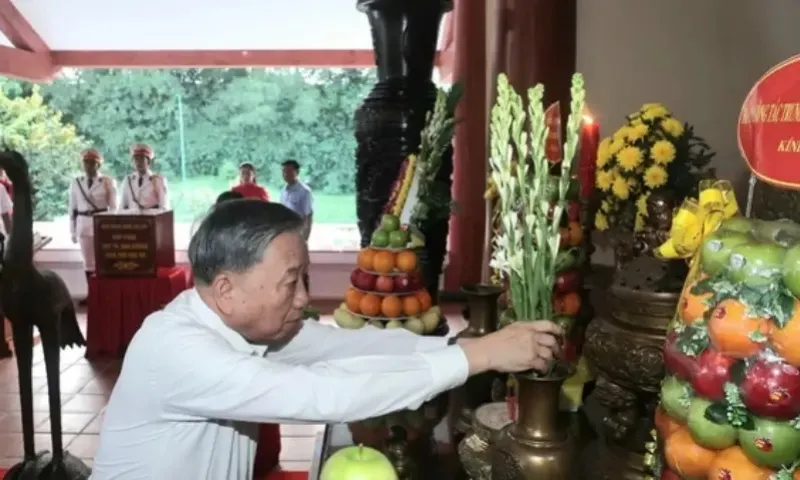 Tổng Bí thư Tô Lâm dâng hương tại Khu tưởng niệm Chủ tịch Hồ Chí Minh ở Đất Mũi