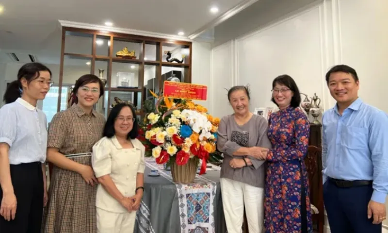 Phó Chủ tịch UBND TPHCM thăm, tri ân các nhà giáo tiêu biểu
