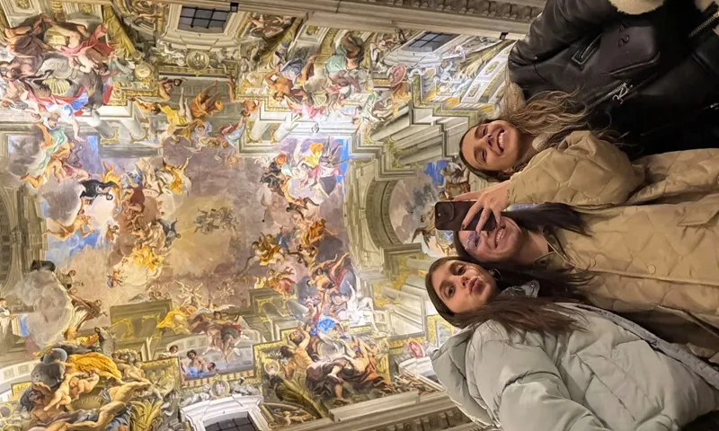 Chiếc gương “selfie” đẹp nhất trong một nhà thờ Italy