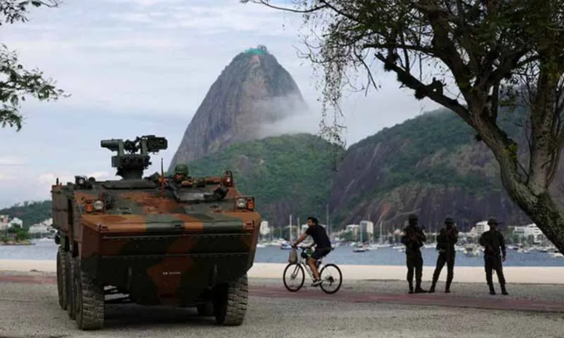 Binh lính Brazil đứng gác ở bãi biển Botafogo trước thềm Hội nghị thượng đỉnh G20 tại Rio de Janeiro, ngày 15 11. Ảnh Reuters