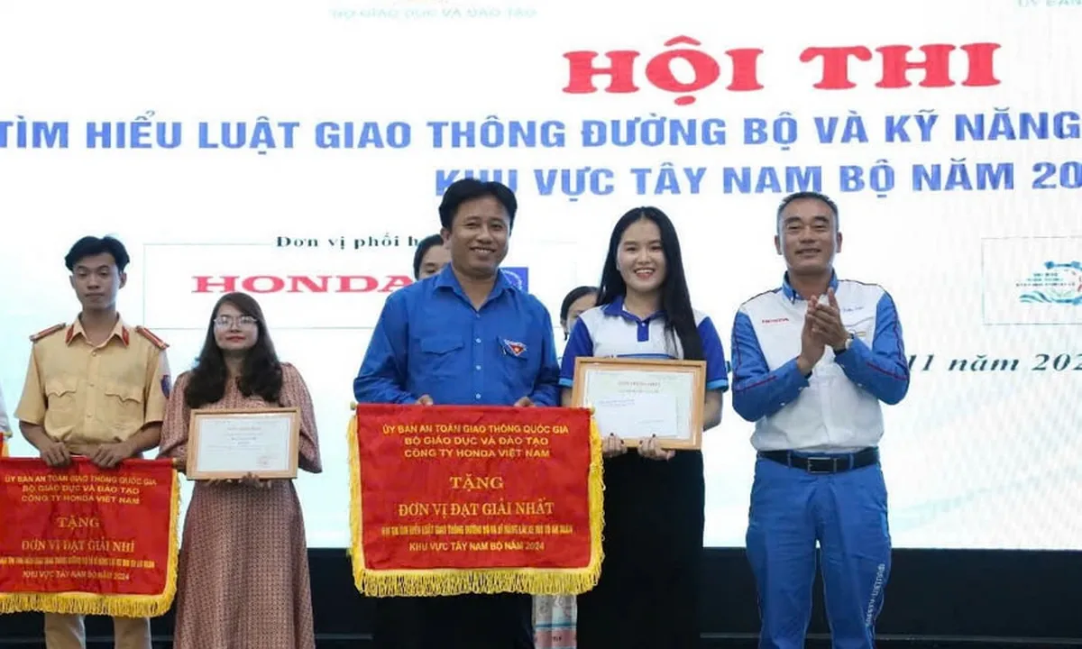 Hội thi Tìm hiểu Luật Giao thông: Nâng cao ý thức sinh viên Tây Nam Bộ