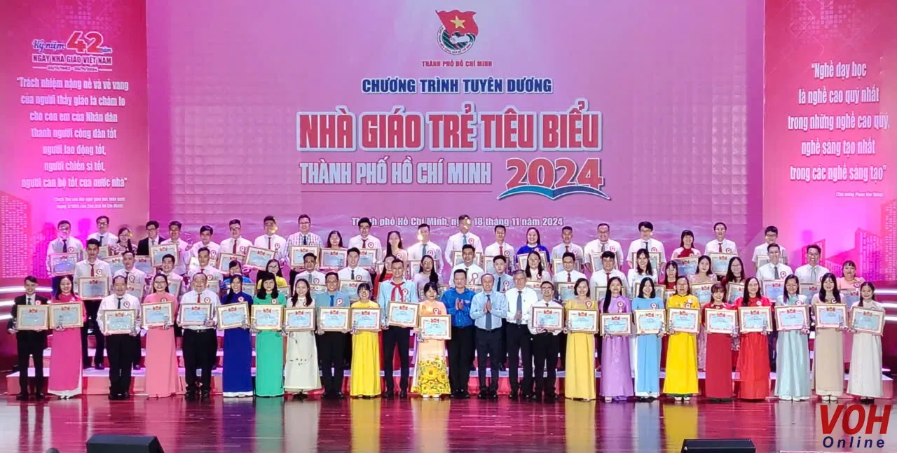 cac-nha-giao-tre-duoc-tuyen-duong-2-lan-lien-tiep-nhan-bang-khen-thanh-doan-tphcm-va-bieu-trung-cua-giai-thuong_20241118215451